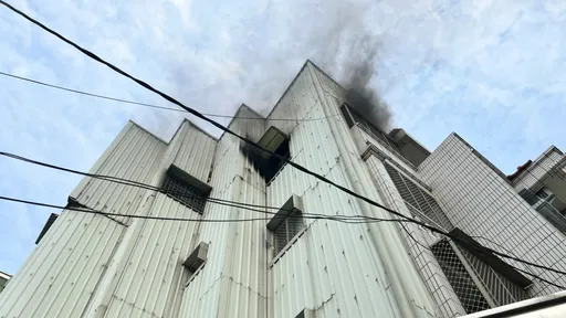 高雄透天厝4楼梯间杂物起火　12消防弟兄奋勇灭火