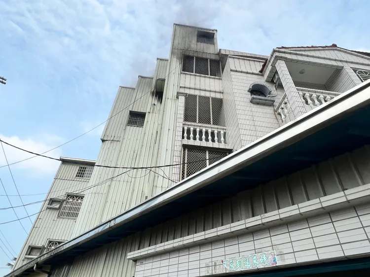 現場是透天厝4樓梯間燃燒雜物，黑煙從窗戶冒出。讀者提供