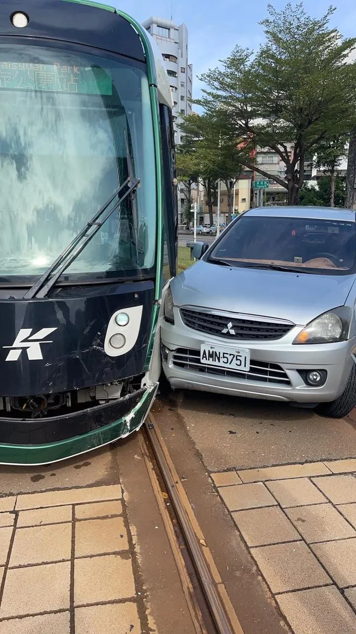 高雄輕軌今早發生小客車與輕軌列車擦撞意外。翻攝自臉書高雄大小事