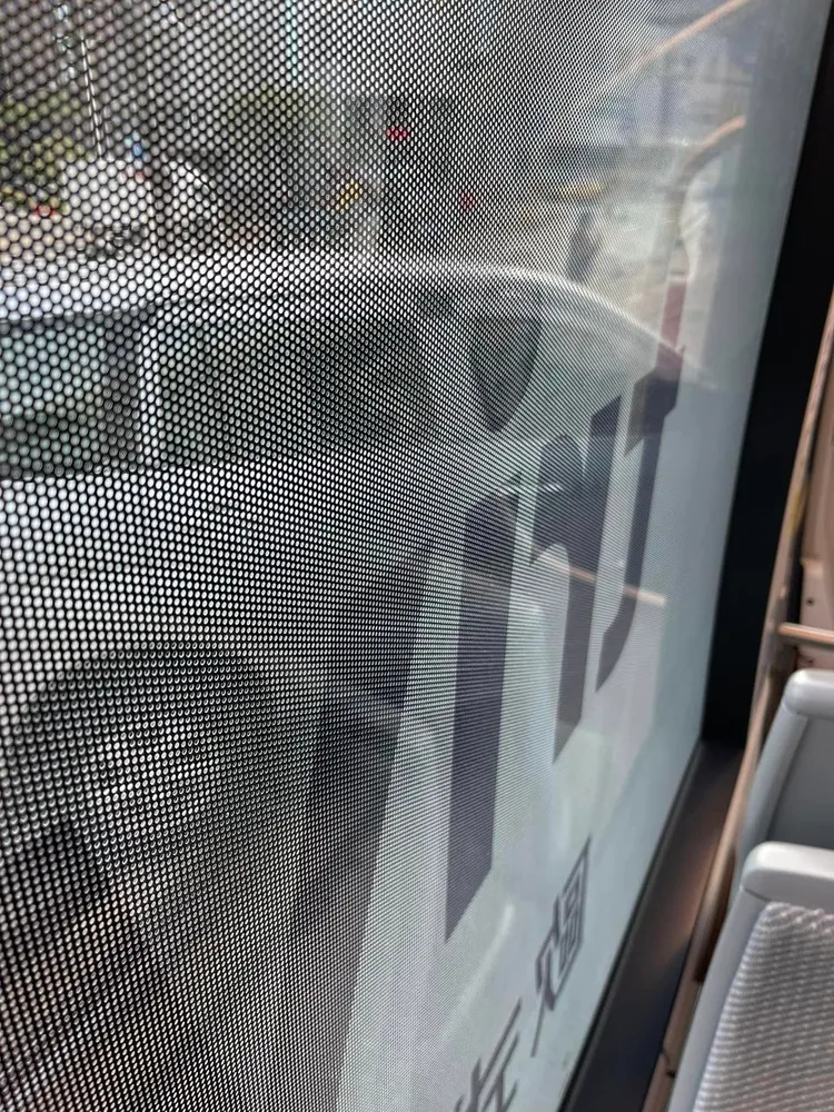 高雄輕軌今早發生小客車與輕軌列車擦撞意外。翻攝自臉書高雄大小事