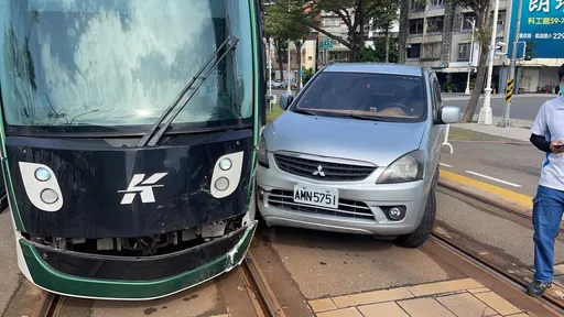 小銀硬闖撞輕軌列車 車禍畫面曝光!高捷決定求償