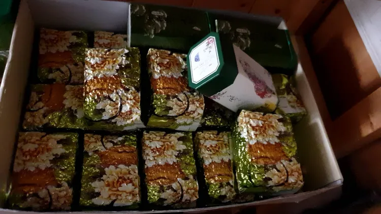 檢警在吳姓候選人處所，查扣105包茶葉。民眾提供