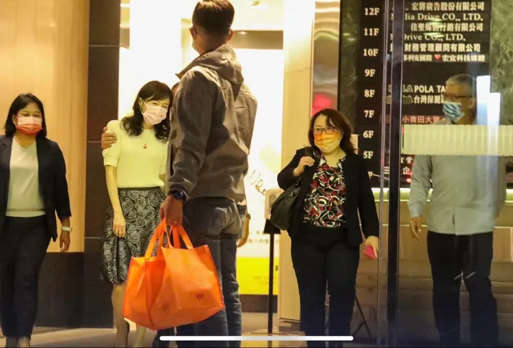 陳時中還強摟著李雅玲。翻攝徐巧芯臉書