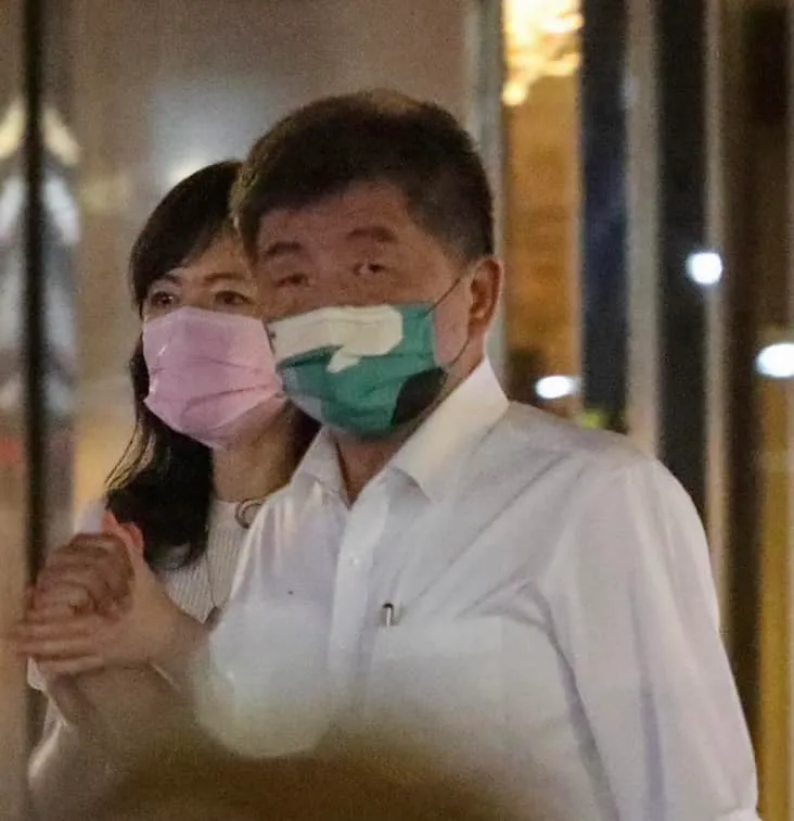 陳時中被拍到酒酣耳熱後十指緊扣北市聯醫松德院區副院長李雅玲。翻攝徐巧芯臉書