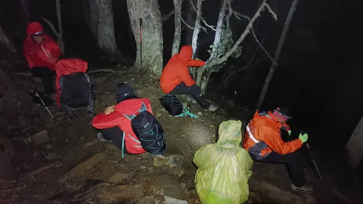 「队员安然下山领队却落单」 带队攻雪山主峰受困17小时获救