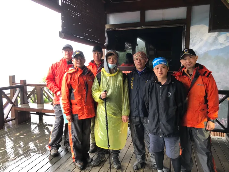 領隊在昨天下午平安回到雪山登山口。民眾提供