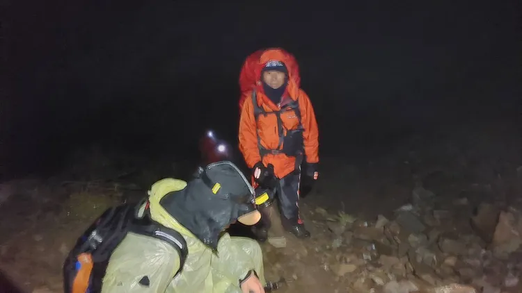 搜救人員連夜徒步12小時救援，終於在往志佳陽山步道上尋獲受凍的張男民眾提供