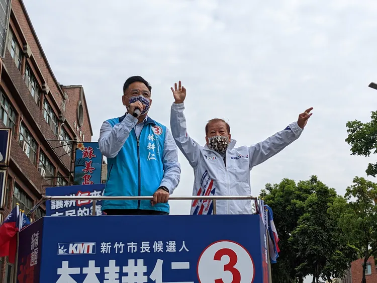 距離投票倒數4天，林耕仁與議員陳慶齡「全壘打車隊」今天開往林耕仁家鄉香山區。林耕仁競辦提供