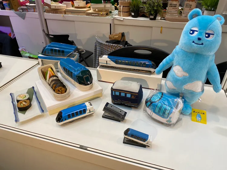 近鐵電車祭出人氣觀光特急「SHIMAKAZE」模樣陶器便當盒。陳怡文攝