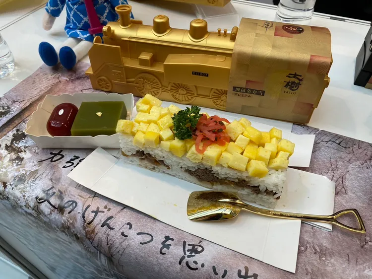 日本東武鐵道推出「SL大樹埋藏金便當」，購買金色版加贈金鏟子。陳怡文攝