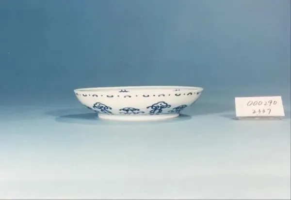 清 乾隆 青花花卉盤。故宮提供