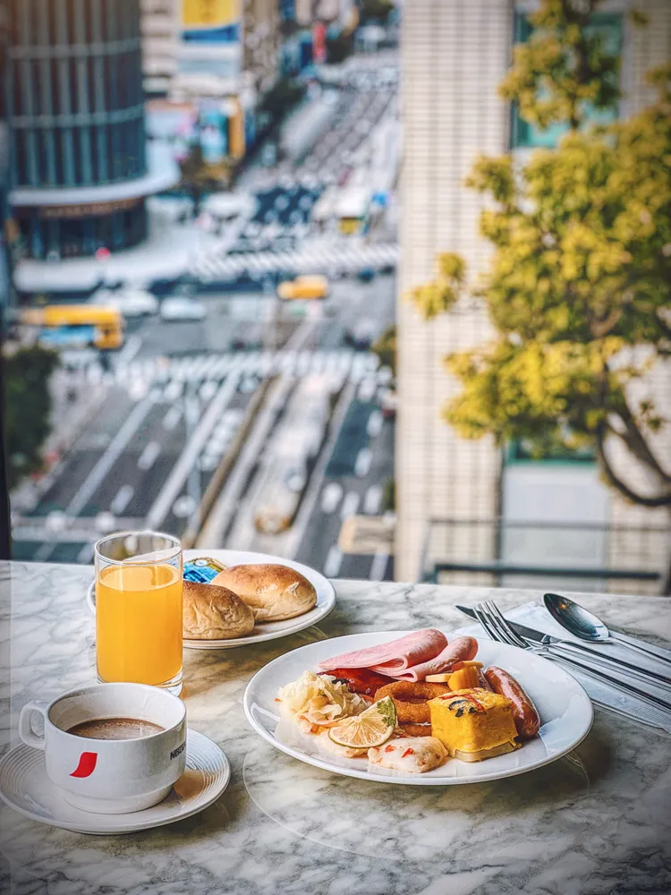 一個人賞著台北街景，又能安靜獨享豐盛早餐。業者提供