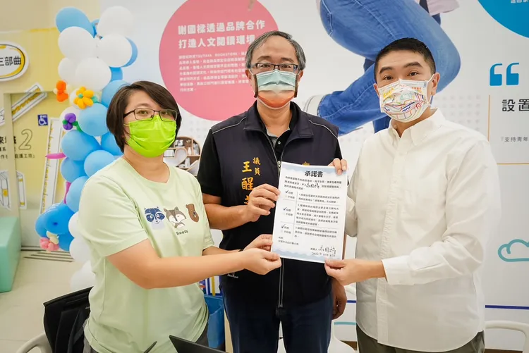 謝國樑率先簽下承諾書，表達支持態度。謝國樑提供