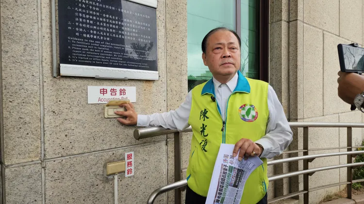 陳光復今到地檢署按鈴申告。許逸民攝