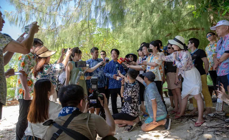 賴清德登上鯊魚城（Shark City）附近的Ngermeaus無人島，用餐前接受媒體提問。總統府提供