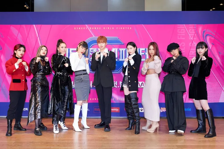 姜丹尼爾（中）去年主持《SWF》，事後在自己的粉絲平台稱女舞者都很可怕。翻攝Mnet