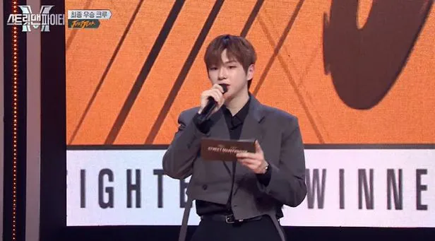 姜丹尼爾在節目直播時，把贊助商的名字，講成對手品牌，還吐槽並沒有那麼好喝，1次得罪2個品牌。翻攝Mnet