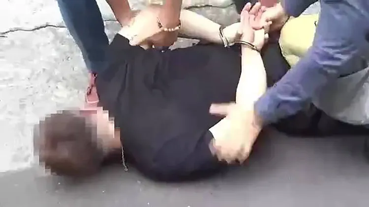 警方趁周男還沒上車前壓制逮捕。讀者提供