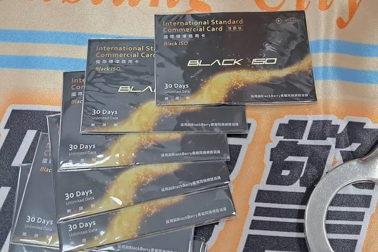 周嫌以網路通話的黑莓卡躲避警方查緝。羅琦文攝