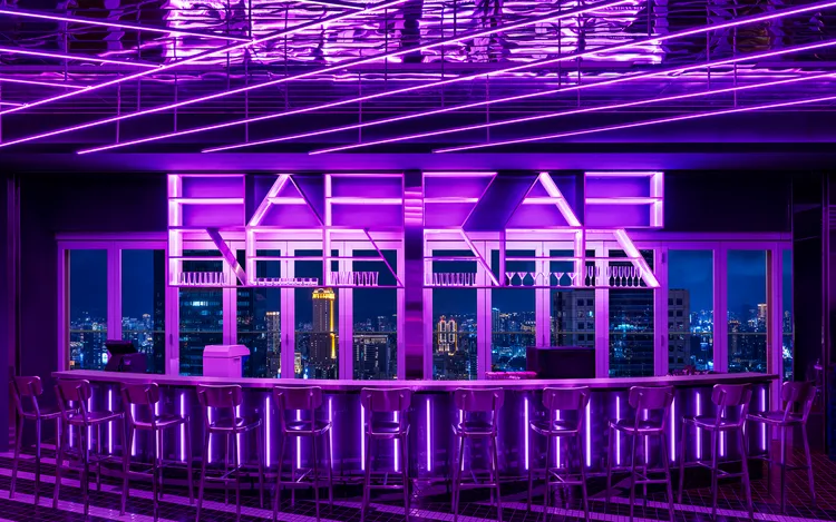 位於酒店24樓泳池畔的「RAR BAR」空間充滿科技感。業者提供