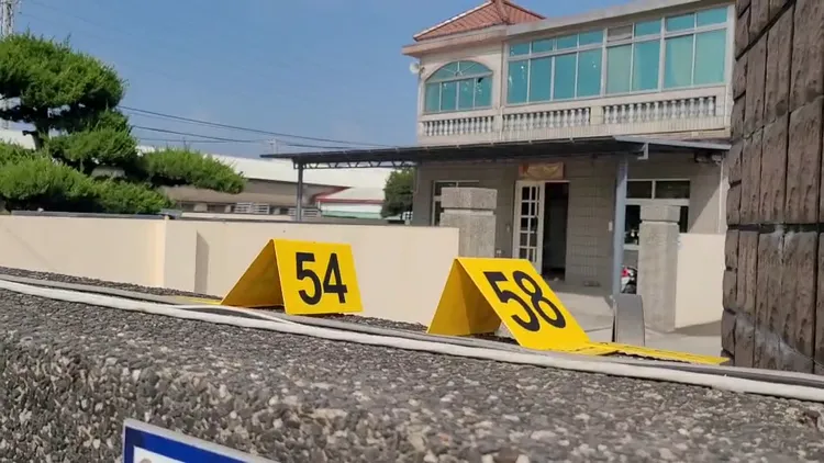 民進黨中執委郭再欽的公司遭衝鋒槍掃射58槍。劉榮輝攝