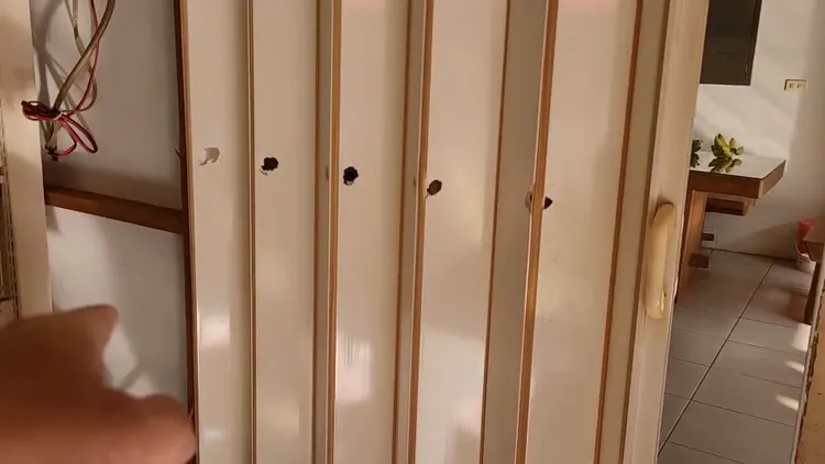 謝舒凡的競總拉門遭子彈貫穿。劉榮輝攝