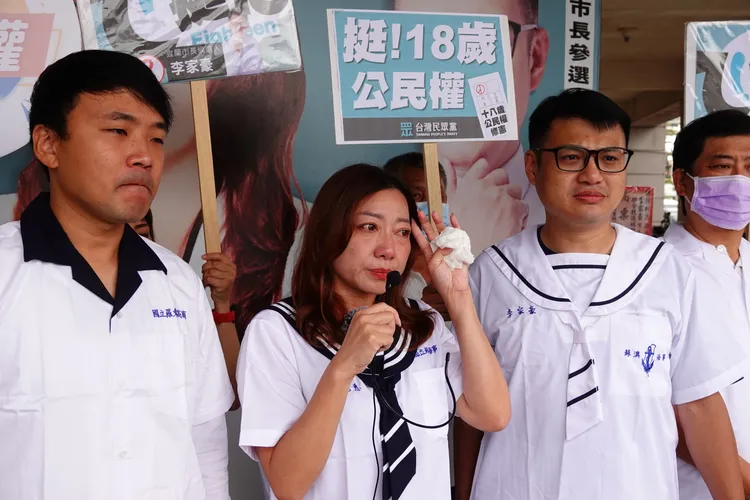 陳琬惠憶起在她參選後過世的父親，當場淚灑現場，呼籲宜蘭鄉親明天當頭家，能給年輕人服務的機會。林泊志攝