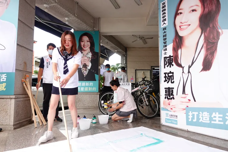 民眾黨宜蘭隊候選人以各種顏色共同創作「勝」字，代表世代共融民眾做主。林泊志攝