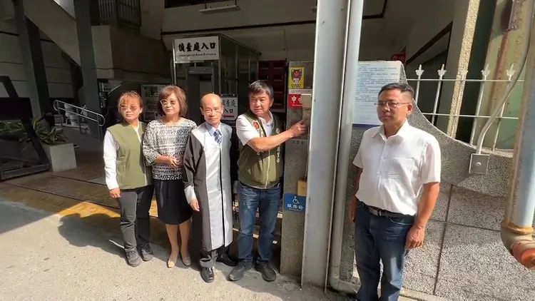 張勝智（右2）由立委蘇治芬（左2）、縣議員蔡岳儒（右1）、蔡孟真助理（左1）以及律師陪同到雲檢按鈴申告。魏嘉良攝