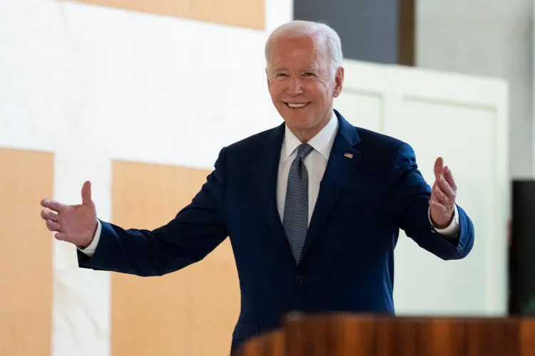 拜登步入會場見到習近平，做出張開雙臂的肢體語言，面帶笑容。美聯社