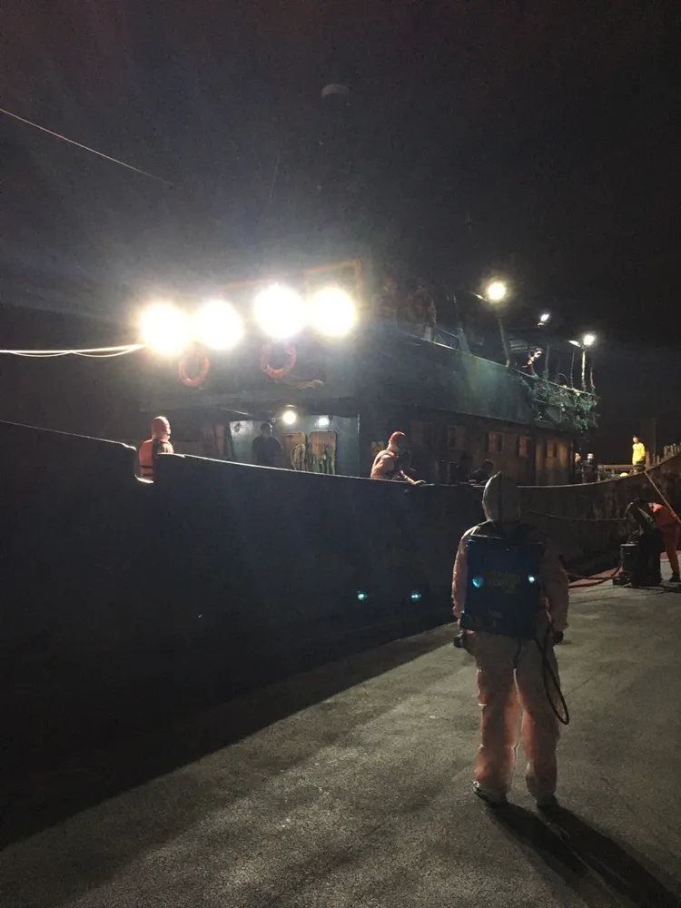 非法捕魚漁船及船員押回台中港。台中海巡隊提供