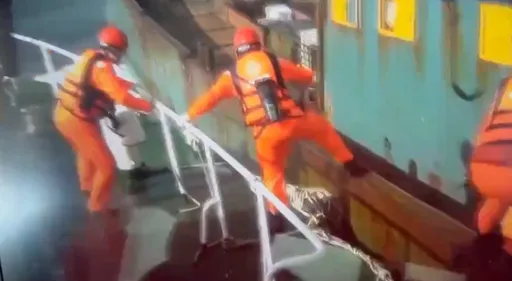 中國鐵殼船蛇行拒檢影片曝!越界捕魚氣焰囂張 海巡強靠押船回台中
