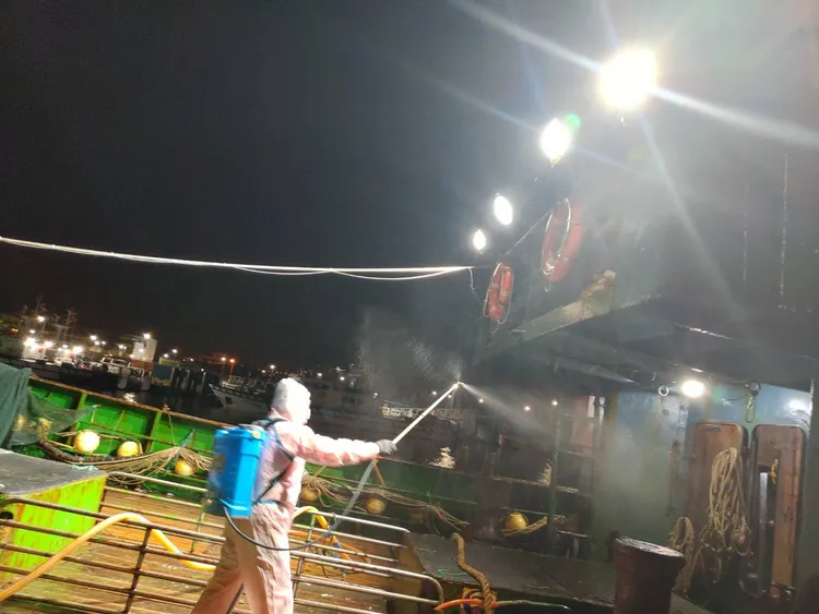 海巡隊員針對漁船進行消毒。台中海巡隊提供