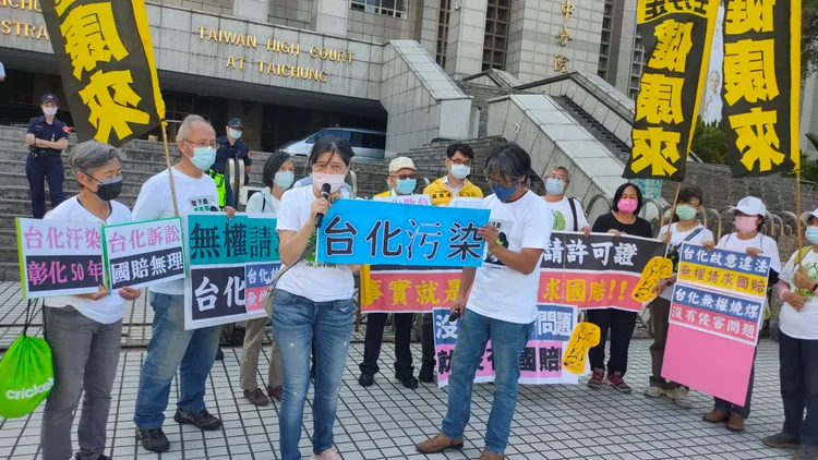 彰化縣環保聯盟主任吳慧君批台化不重新申請許可證，自己決定停工卻申請國賠，非常不合理。鮮明攝