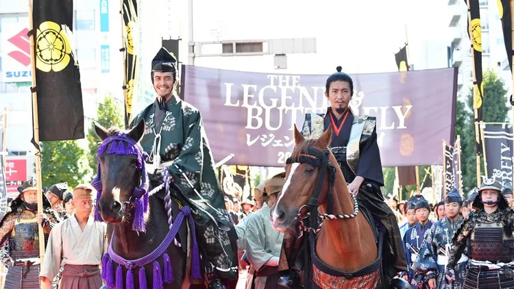 伊藤英明（左）扮成織田信長的家臣陪伴木村拓哉參加遊行。翻攝《岐阜新聞》