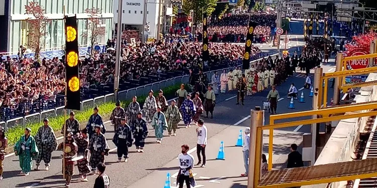 跟隨木村拓哉的家臣陣仗浩大。翻攝《岐阜新聞》