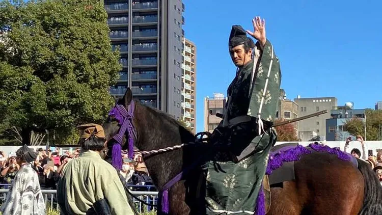 伊藤英明向圍觀群眾揮手打招呼。翻攝《岐阜新聞》