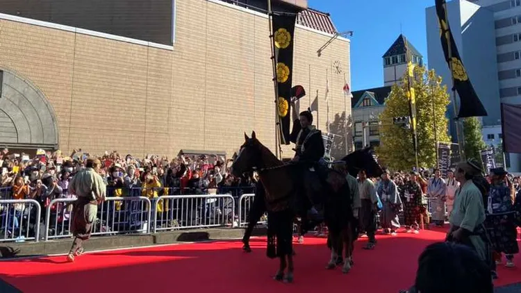 木村拓哉舉起扇子下令「出征」。翻攝《岐阜新聞》