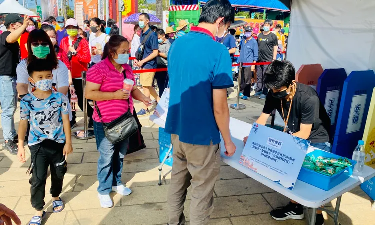 上午十時開放領取平安鹽袋。王志弘攝