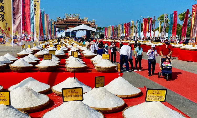 民間公司行號、團體參與祈福法會。王志弘攝