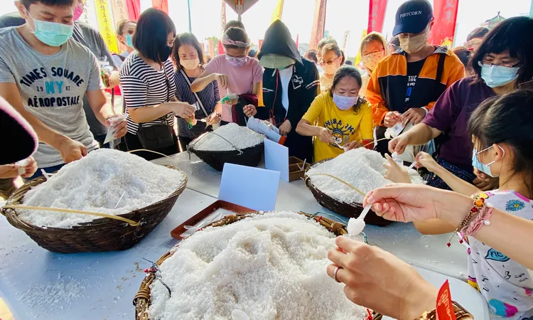 遊客領完鹽袋後裝平安鹽加持。王志弘攝