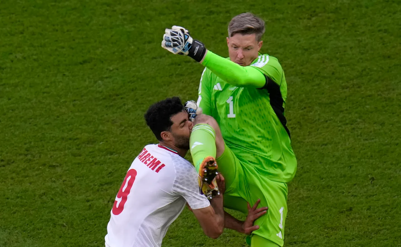 威爾斯門將做出危險動作被紅牌罰出場。美聯社