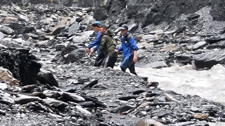 經搜救人員協助，讓來自新北一行人順利過溪。民眾提供