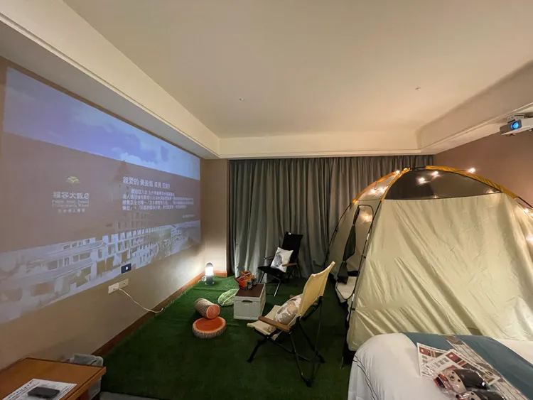 「福容大飯店淡水漁人碼頭」全新露營主題房，深受親子族群喜愛。黃盈甄攝