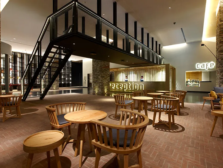 「台南老爺行旅」，以新舊交融作為設計主軸，運用窗花、磚瓦、木材等元素融合摩登設計，將台南古城印象重現在飯店場域中，獲得不少網友支持。易遊網提供