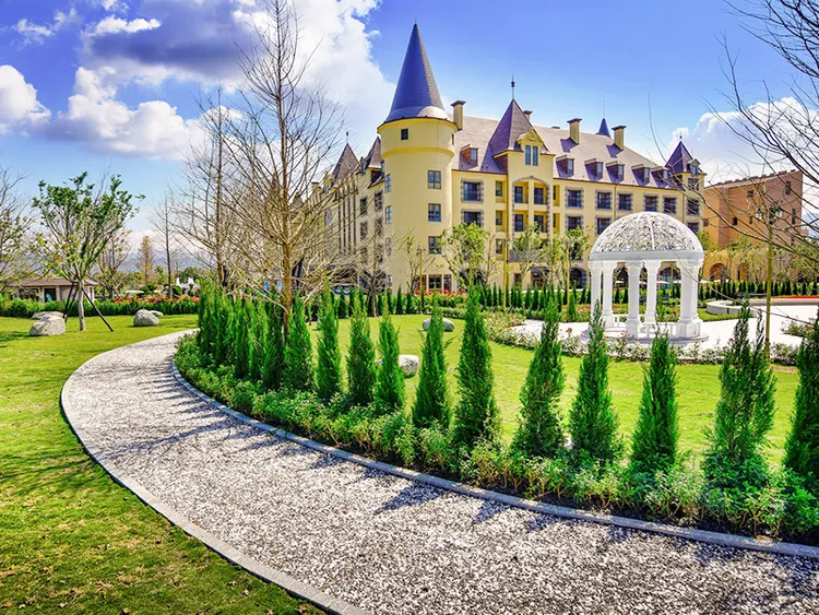 「瑞穗天合國際觀光酒店」，結合在地黃金湯與多元的水陸遊憩設施，宛如隱身在縱谷山林裡的夢幻城堡莊園，自第2屆參賽以來已是第4度獲獎，深受網友肯定。易遊網提供