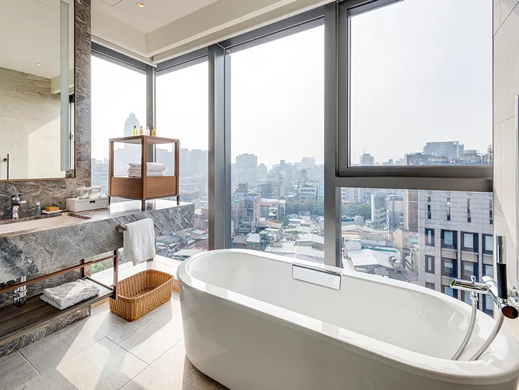 「台北中山九昱希爾頓逸林酒店」充滿現代感的玻璃帷幕外觀，獲得網友青睞，首次獲獎。易遊網提供