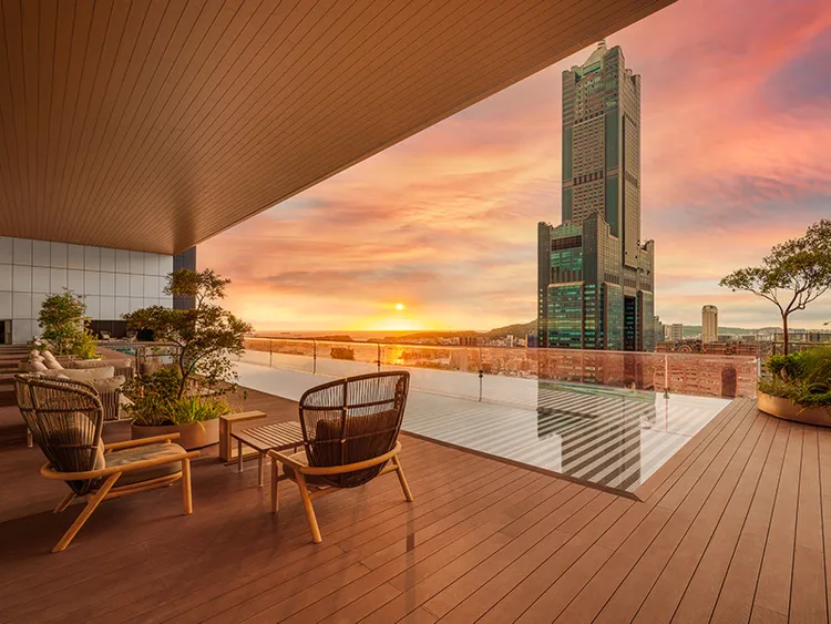 高雄「承億酒店」，擁有全球唯一高空懸挑透明無邊際泳池，順利摘下最美名號。易遊網提供