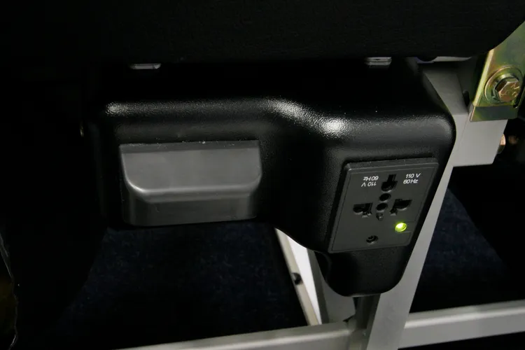 貼心的設置USB 及 AC 充電插座讓乘客使用電子設備時不用擔心電源不足的問題。星悅航空提供