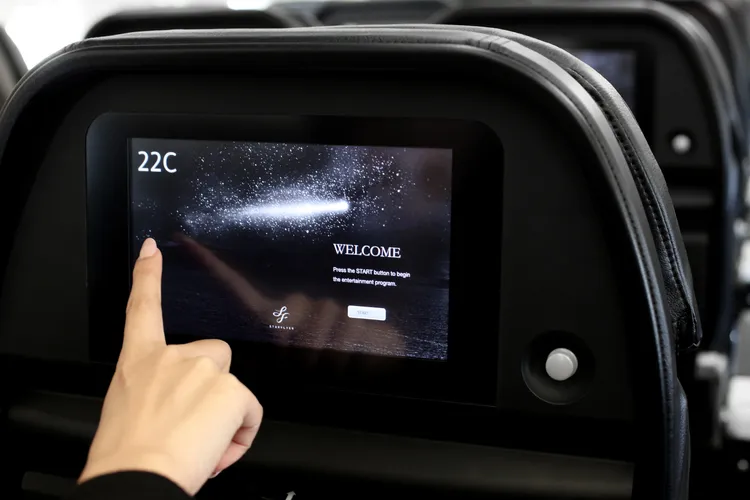 每張座椅皆配備個人LCD 觸控式螢幕，不管是音樂、影片、新聞、卡通或飛行地圖皆可在空中享受奢華時光。星悅航空提供